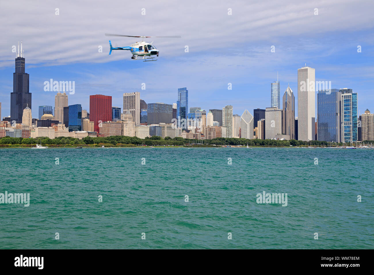 Panoramic view of Chicago skyline with Lake Michigan on the foreground ...