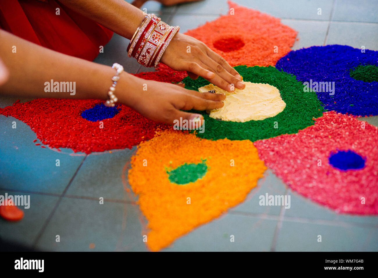 Rangoli indian women hi-res stock photography and images - Alamy