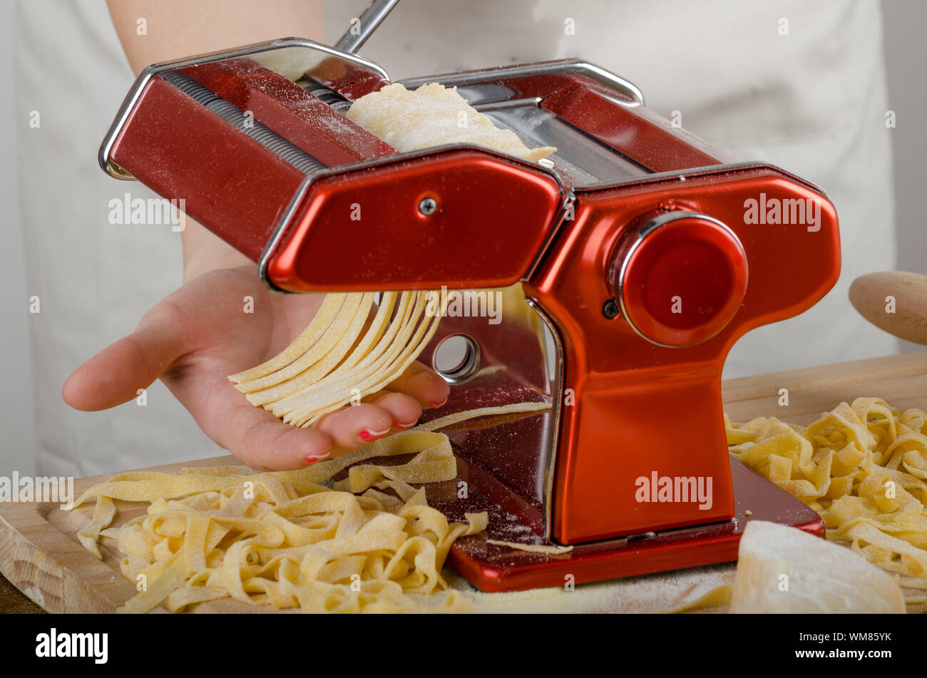 Chef production pasta Italian pasta grinder, wood board, rollingpin