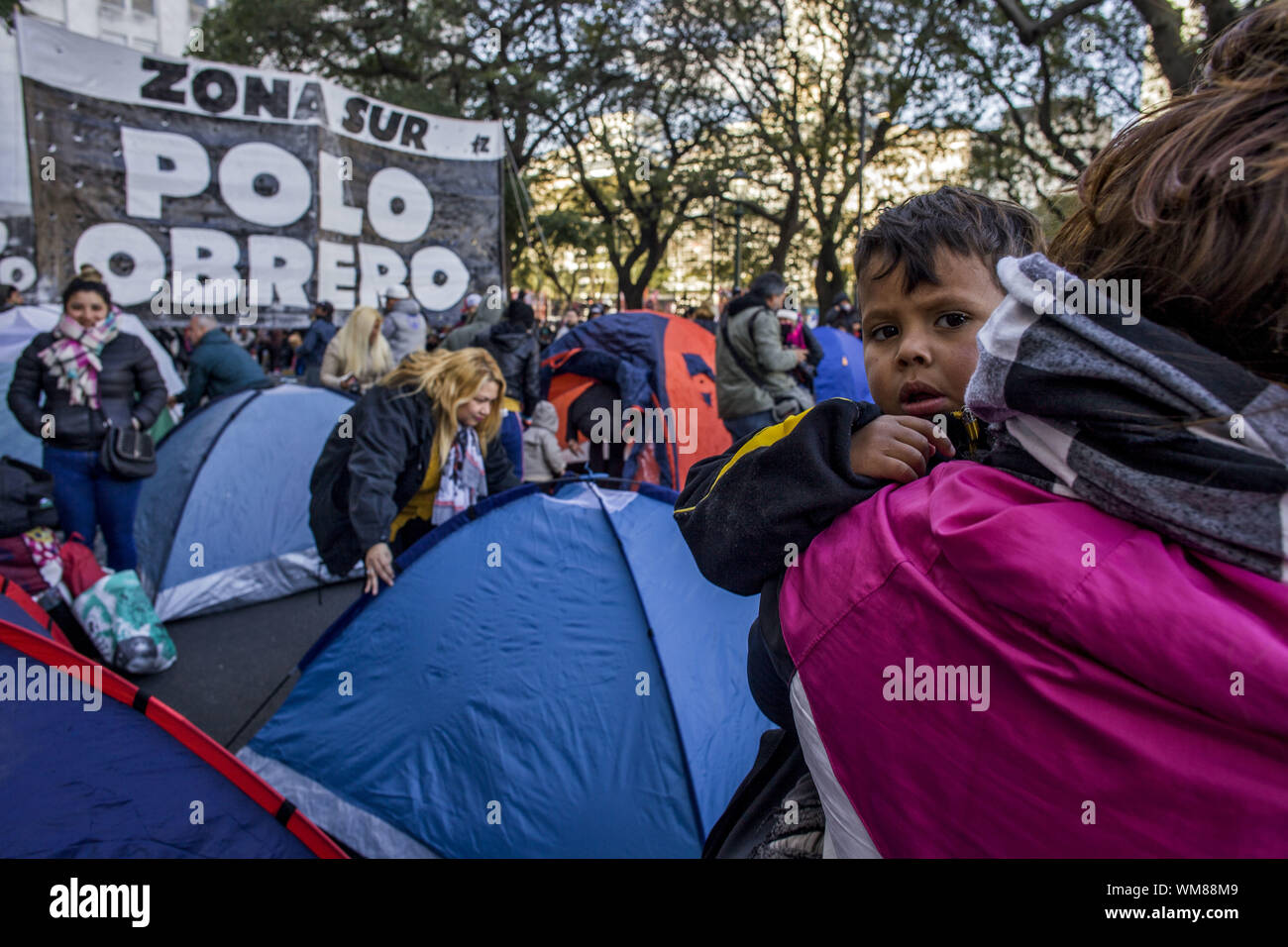 Buenos Aires, Federal Capital, Argentina. 4th Sep, 2019. In the middle of the Cold Wave that affects a good part of the central zone of Argentina, particularly the City of Buenos Aires and the metropolitan area, movements and social organizations prepare to camp and spend the night in front of the headquarters of the Ministry of Social Development, to request the enactment of a Food Emergency law.Minimum temperatures of up to 3 degrees and a maximum of 13 are expected. This cold front will have winds from the southern sector rotating southeast towards the night. (Credit Image: © Roberto Stock Photo