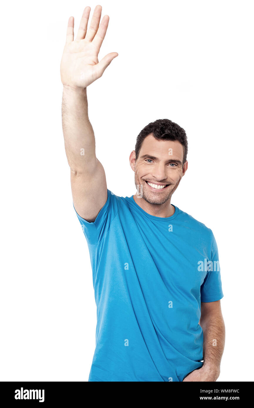 человек радостный машет рукой. человек машет рукой. мужчина машет рукой. парень махает рукой. парень машет рукой.