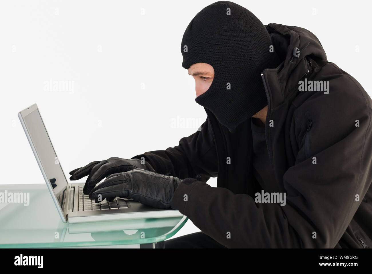 кибератака хакеров. виды взломщиков. лицо взломщика. взломщик с ноутбуком. злоумышленники в интернете.