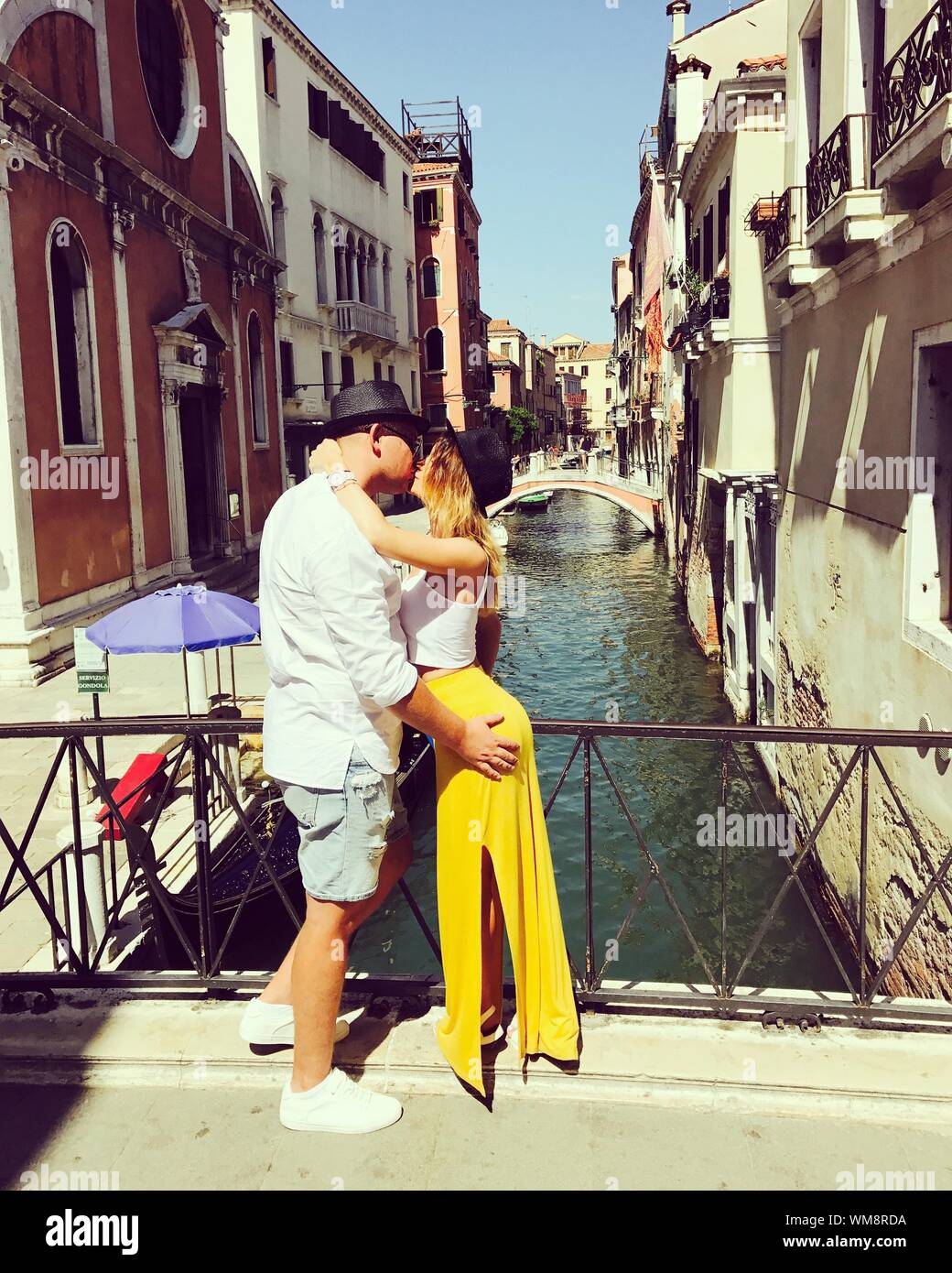 Venice couple kissing on bridge hi-res stock photography and images - Alamy