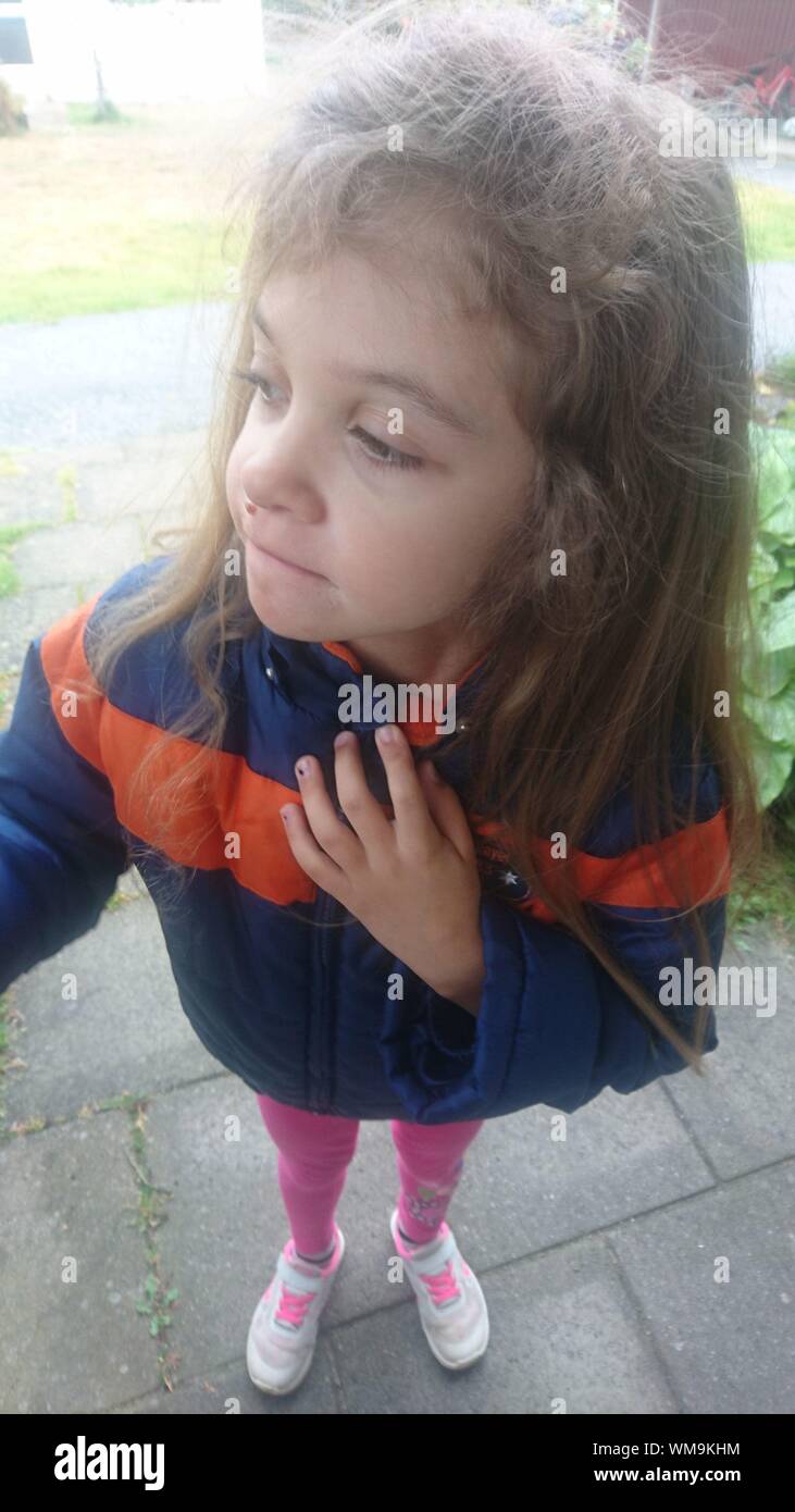 Back view blond little girl hi-res stock photography and images - Alamy