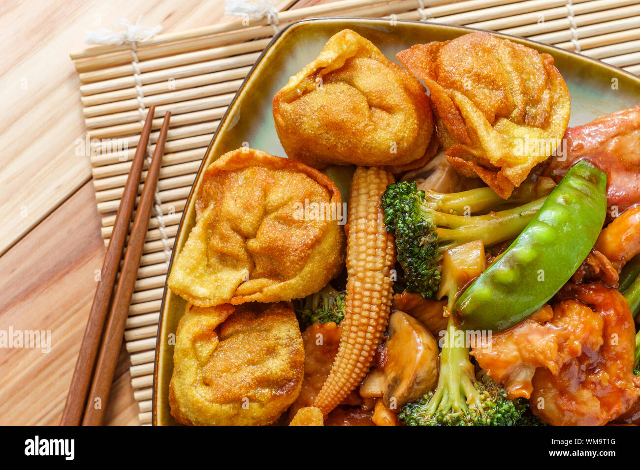 Subgum wonton dinner with beef pork shrimp chicken and sauteed mixed