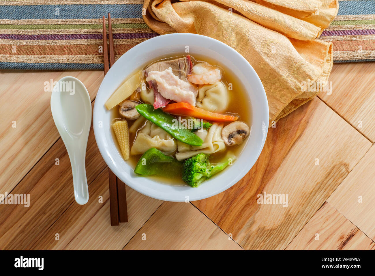 Subgum Wonton Soup With Pork Shrimp Chicken And Mixed Chinese Vegetables Stock Photo Alamy