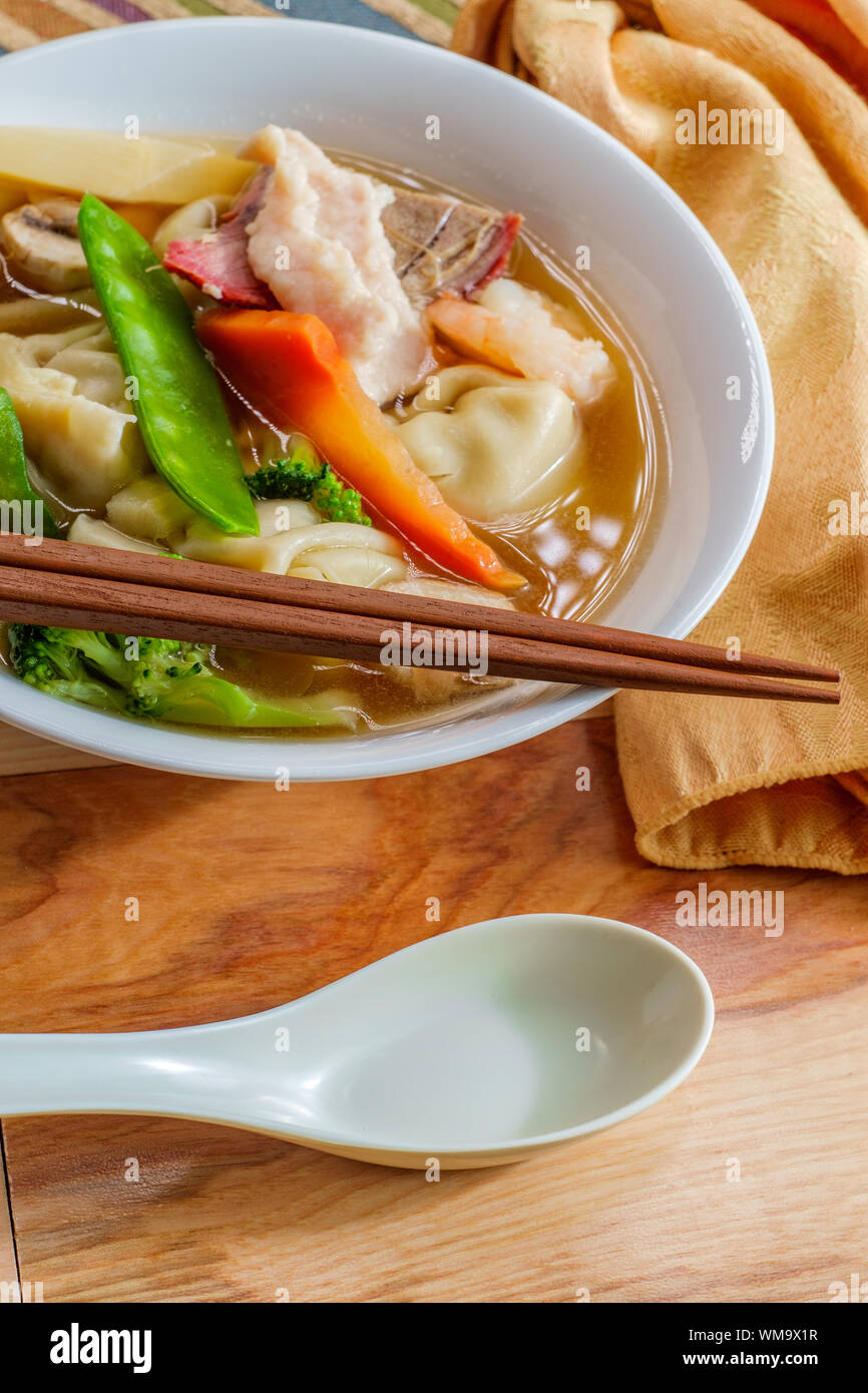 Subgum wonton soup with pork shrimp chicken and mixed chinese vegetables Stock Photo