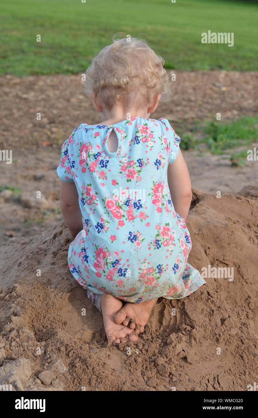 Girl kneeling hires stock photography and images Alamy