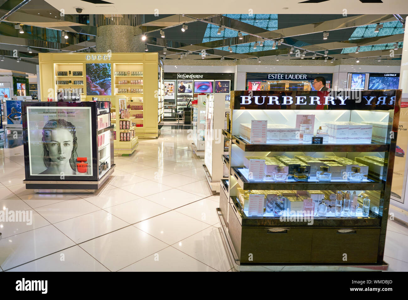 Arriba 41+ imagen burberry duty free Abzlocal.mx