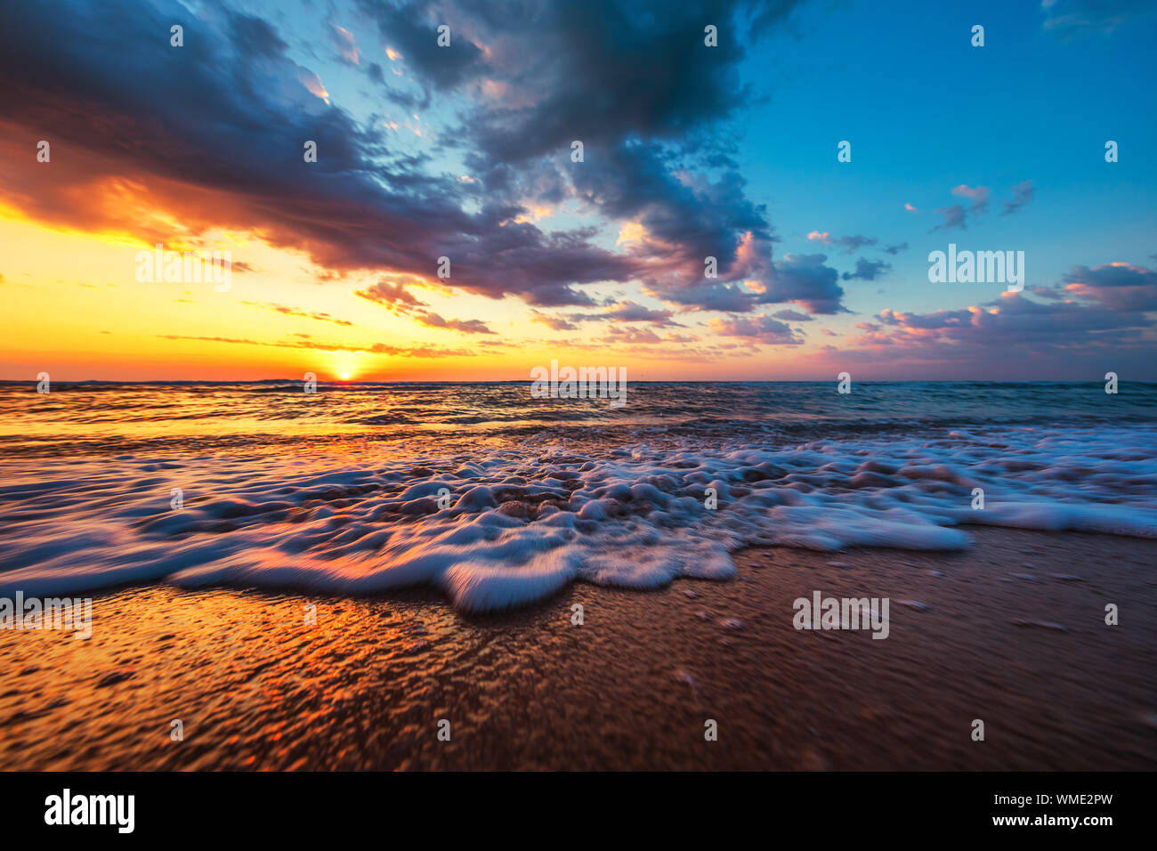 Beautiful scene sunset sea hi-res stock photography and images - Alamy