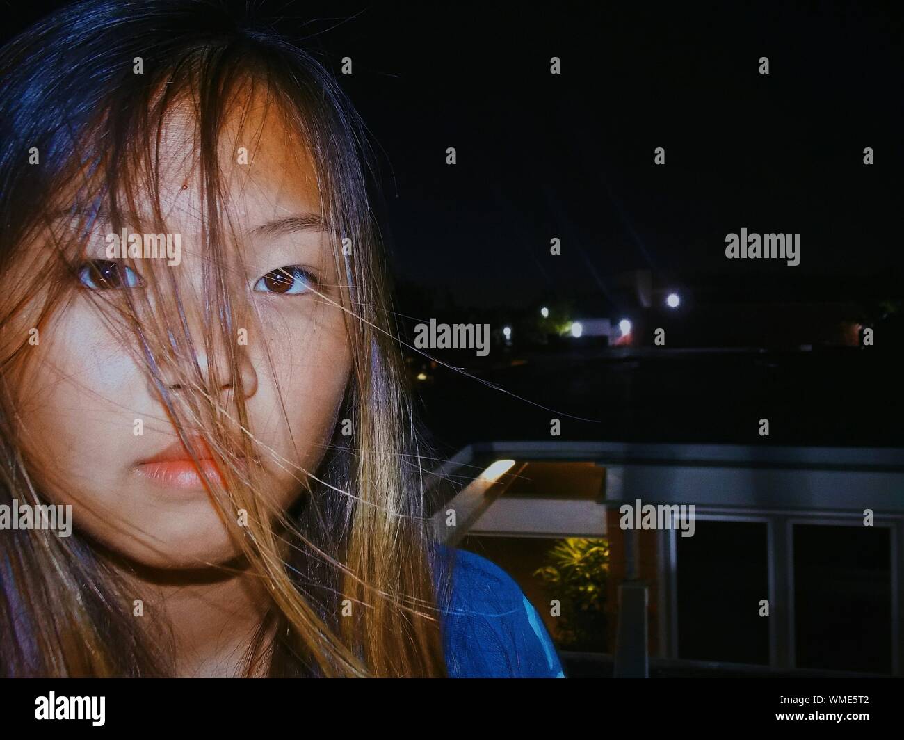Woman looking up sky night hi-res stock photography and images - Alamy
