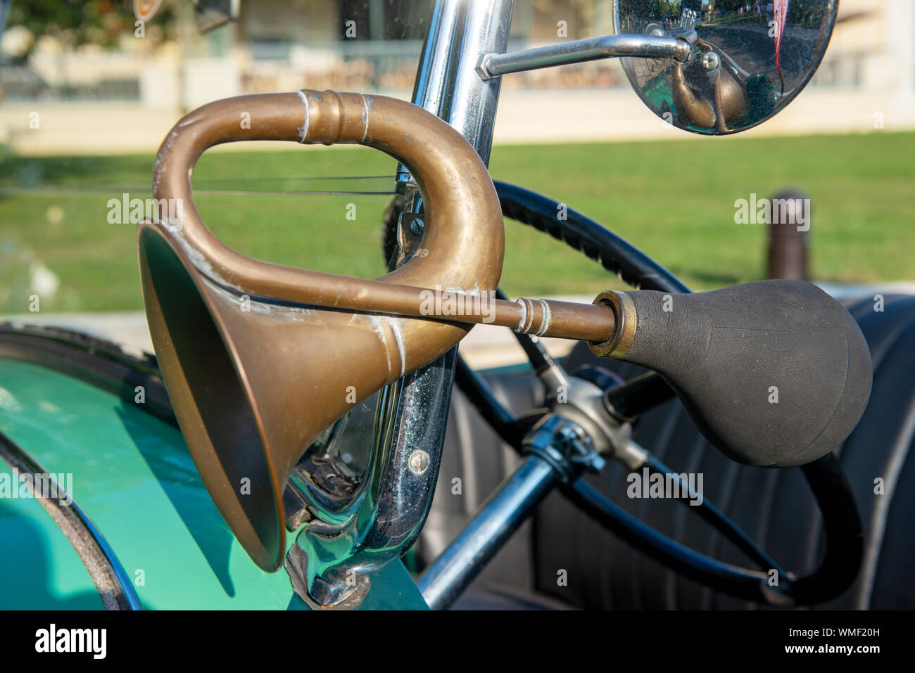 Motor-Horn. Motor Horn Messing montiert auf rot 1911 Pierce Arrow Auto.  Veteran, antik, Messing-Ära Auto Stockfotografie - Alamy