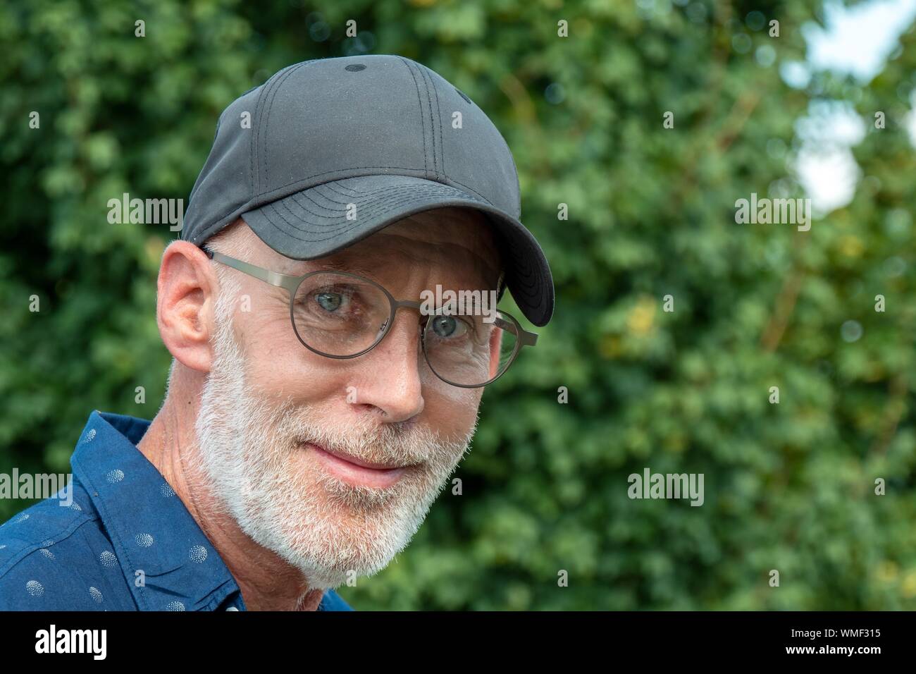 Man cheering baseball hi-res stock photography and images - Alamy