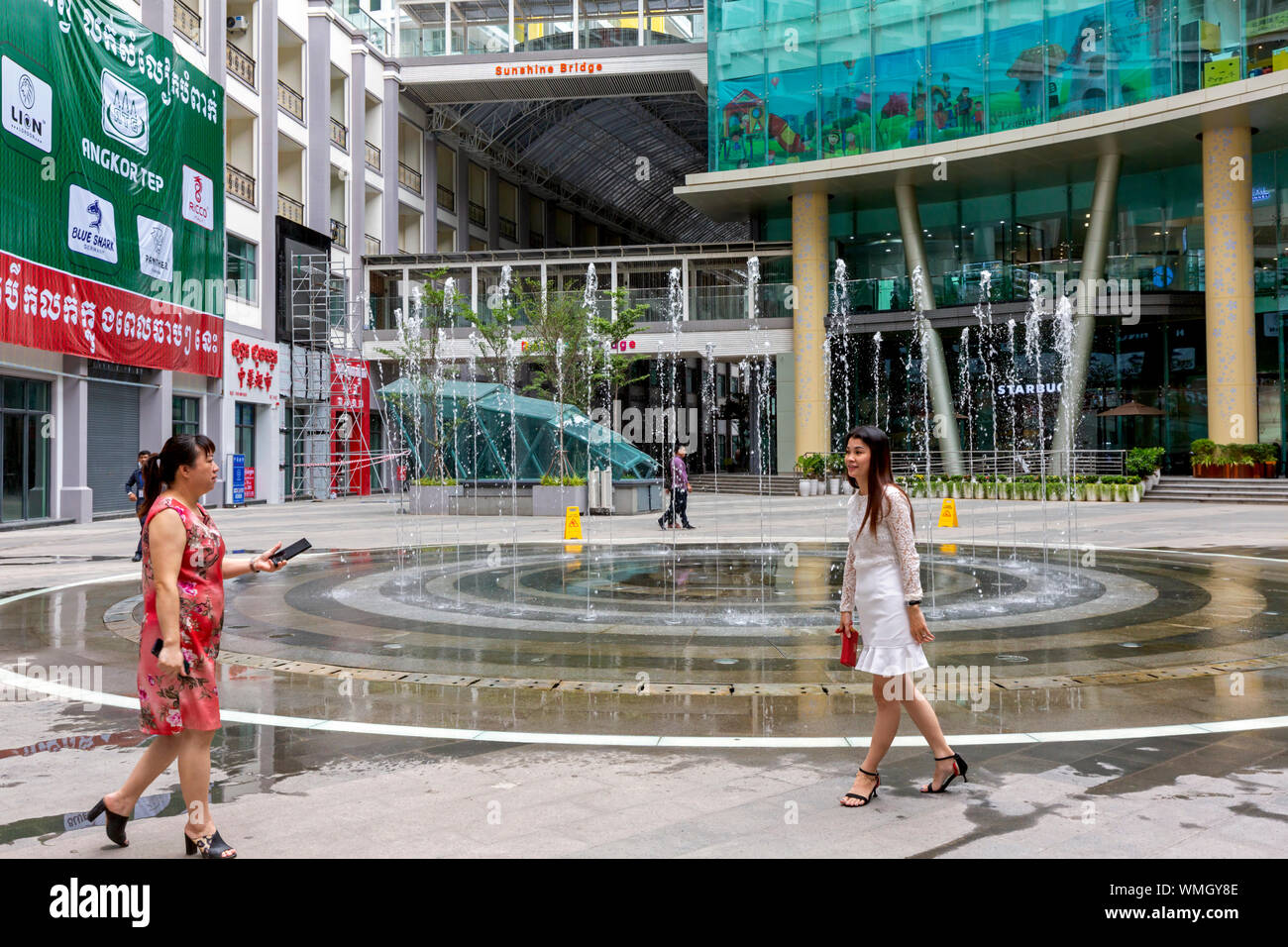 Shopping mall setting hi-res stock photography and images - Alamy