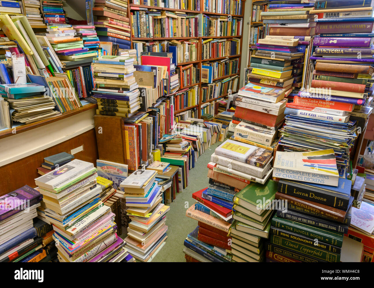 Crowded shelves hi-res stock photography and images - Alamy