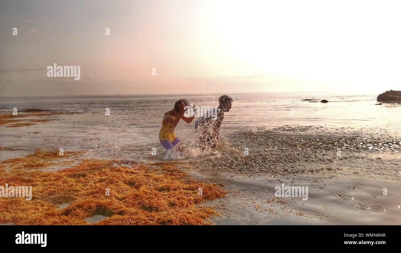 Children splashing hi-res stock photography and images - Alamy