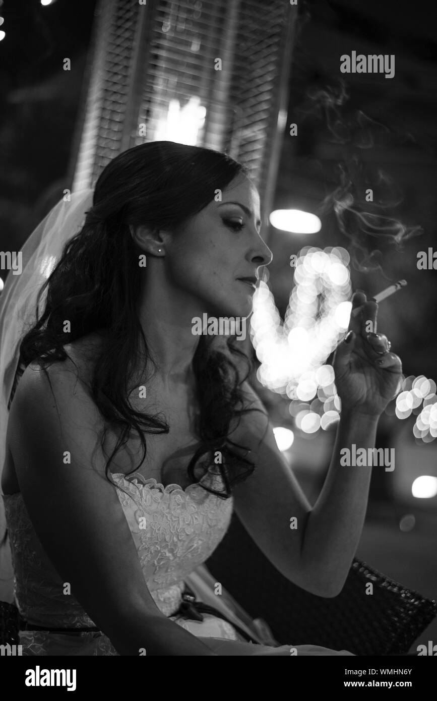 Bride smoking cigarette wedding High Resolution Stock Photography and