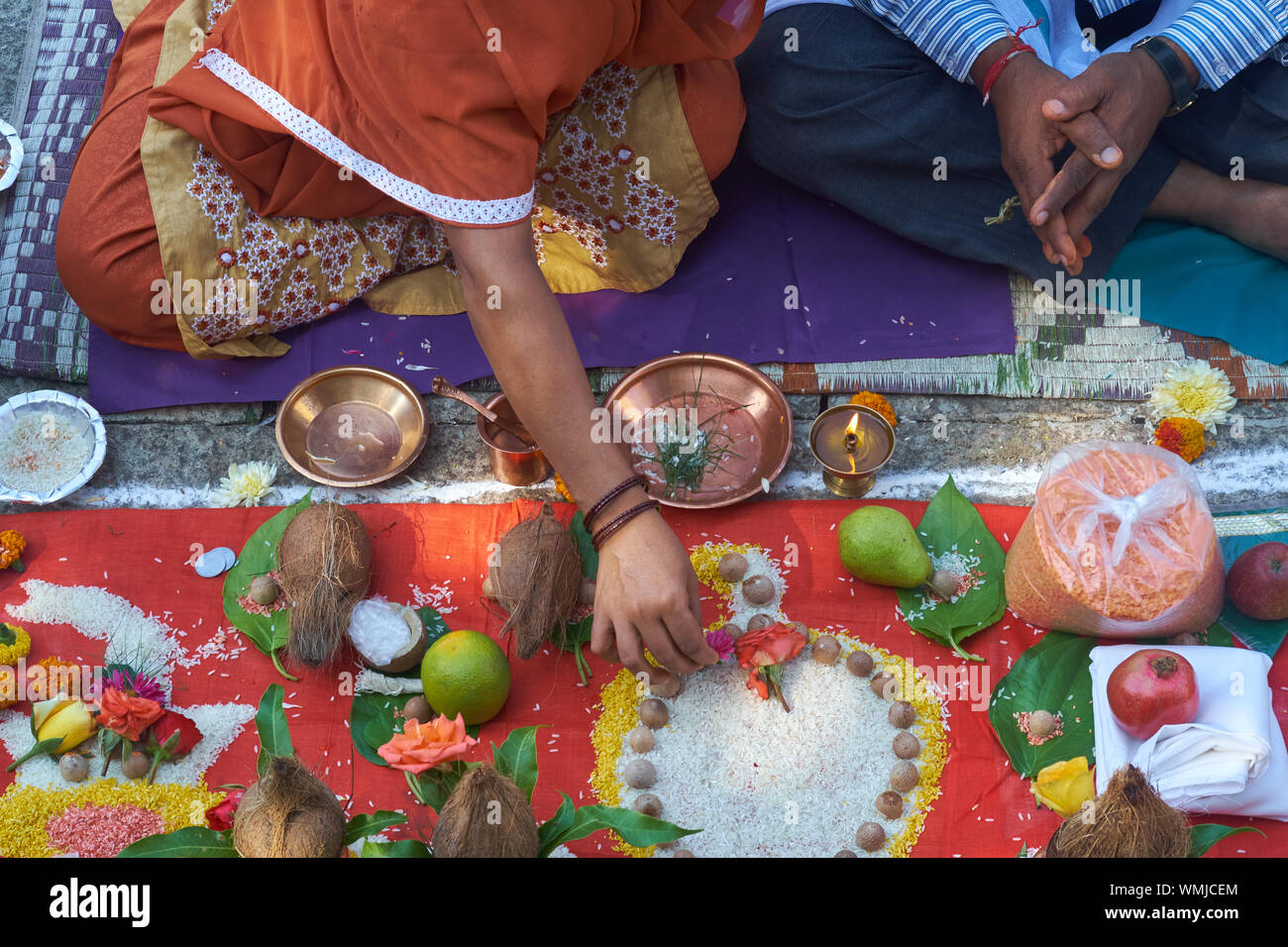 Hindu oblation hi-res stock photography and images - Alamy