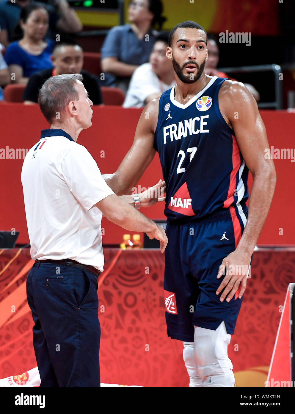 190905) -- SHENZHEN, Sept. 5, 2019 (Xinhua) -- Rudy Gobert (R) of France  talks to the head coach Vincent Collet during the group G match between  Dominican Republic and France at the