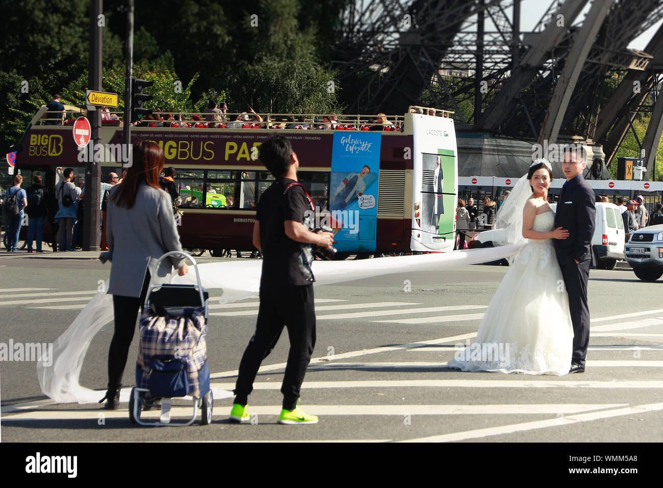 Paris lifestyle: Wedding shoot in the middle of the street Stock Photo