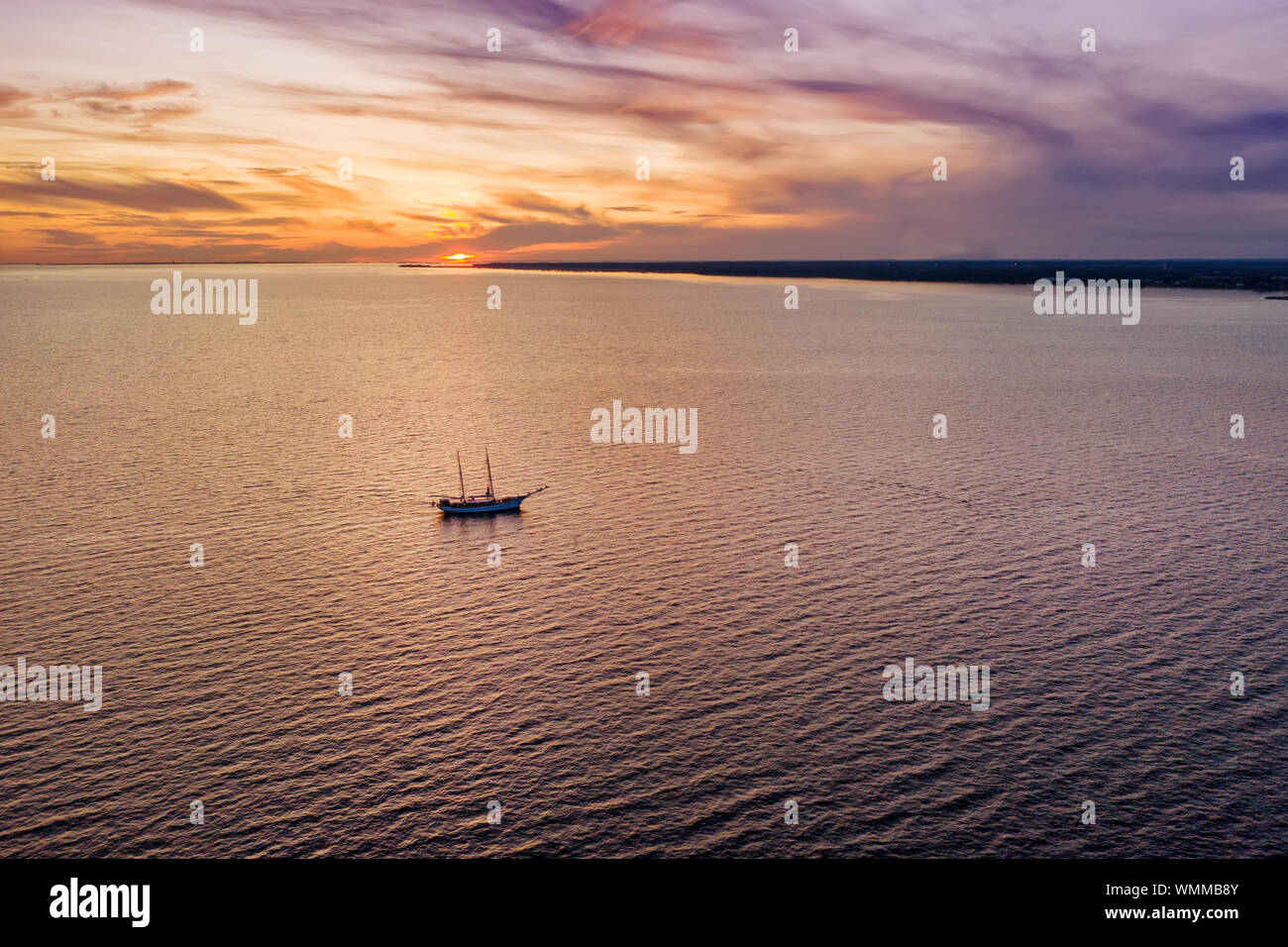 Sea bright sunset boat hi-res stock photography and images - Alamy