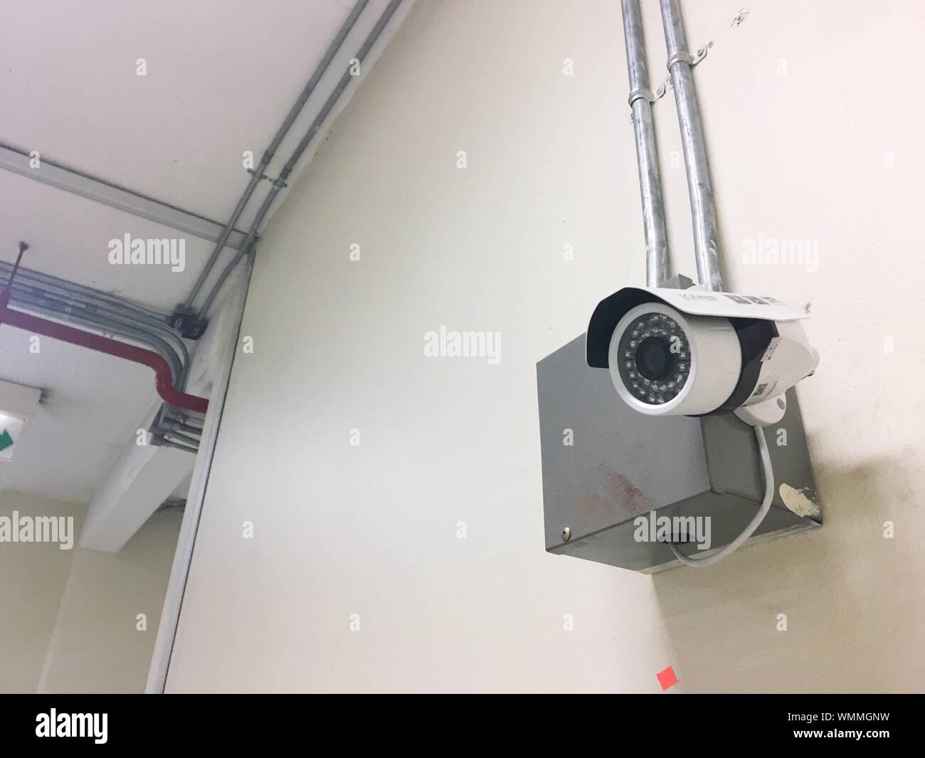 Wall mounted security camera hires stock photography and images Alamy