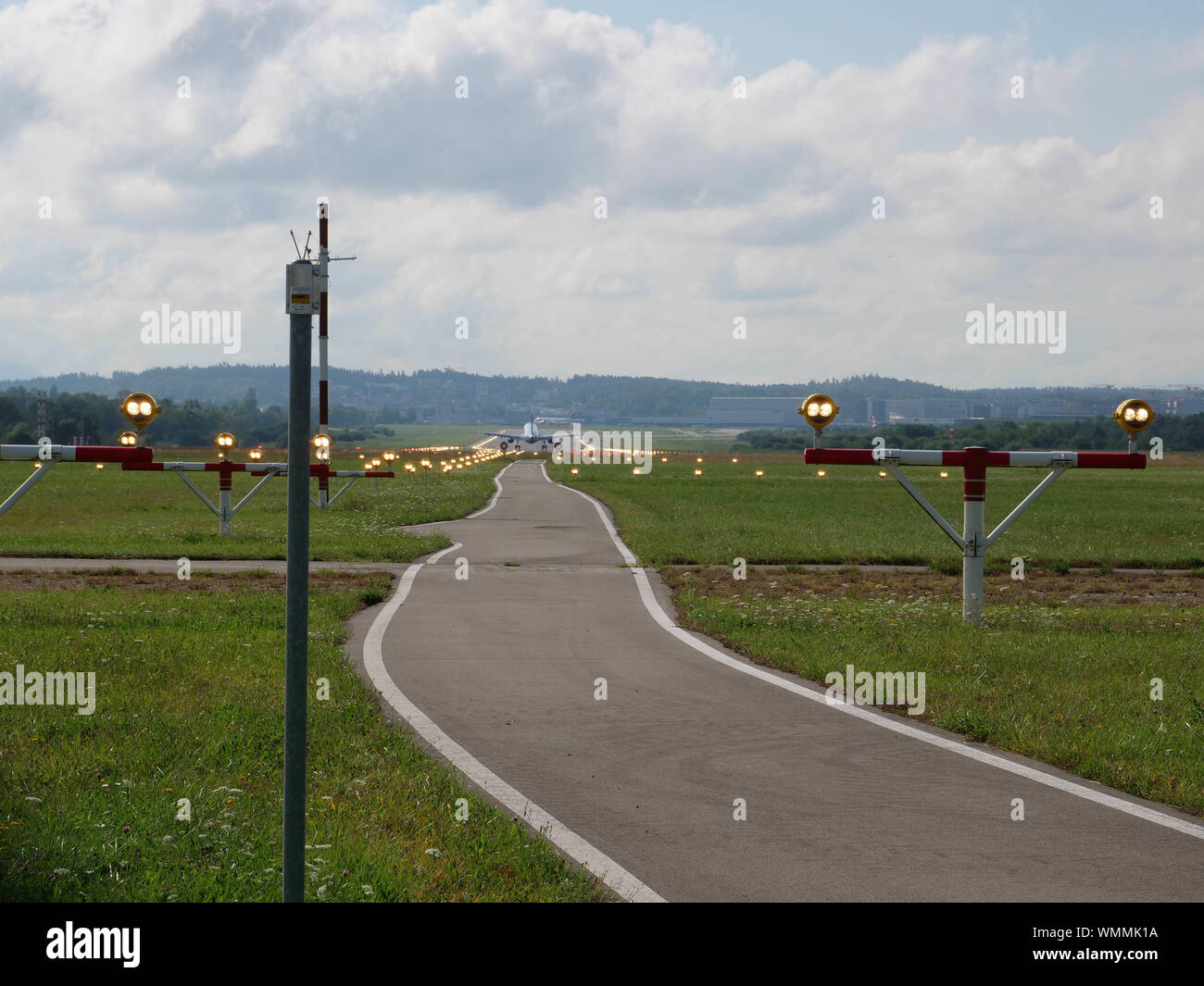 Jet landing on runway lights hi-res stock photography and images - Alamy