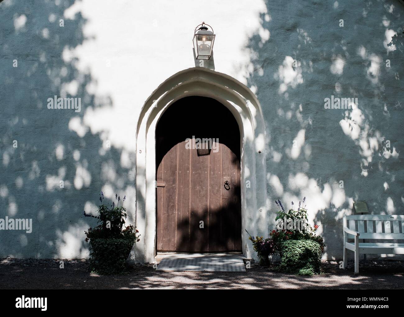 Wooden arched door hi-res stock photography and images - Alamy