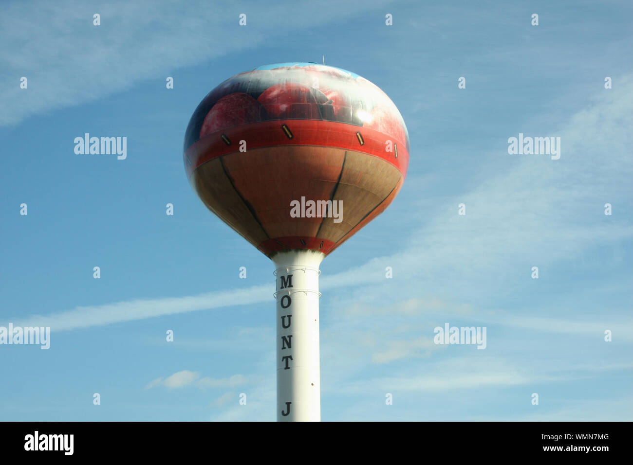 Water tower painted as a basket of apples in Mount Jackson, VA, USA