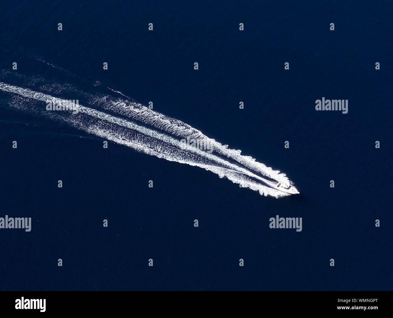Aerial view of boat hi-res stock photography and images - Alamy