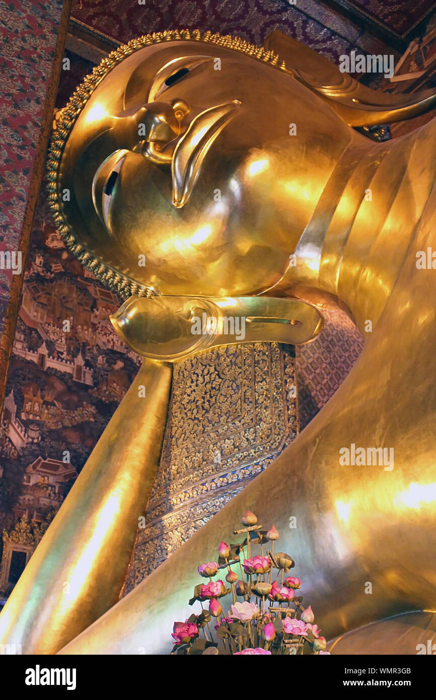 Giant Reclining Buddha statue in Wat Pho, Bangkok Stock Photo Alamy