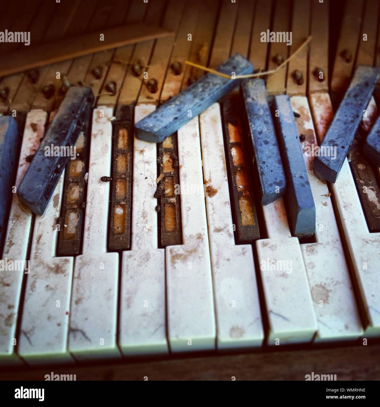 Broken piano keys hires stock photography and images Alamy