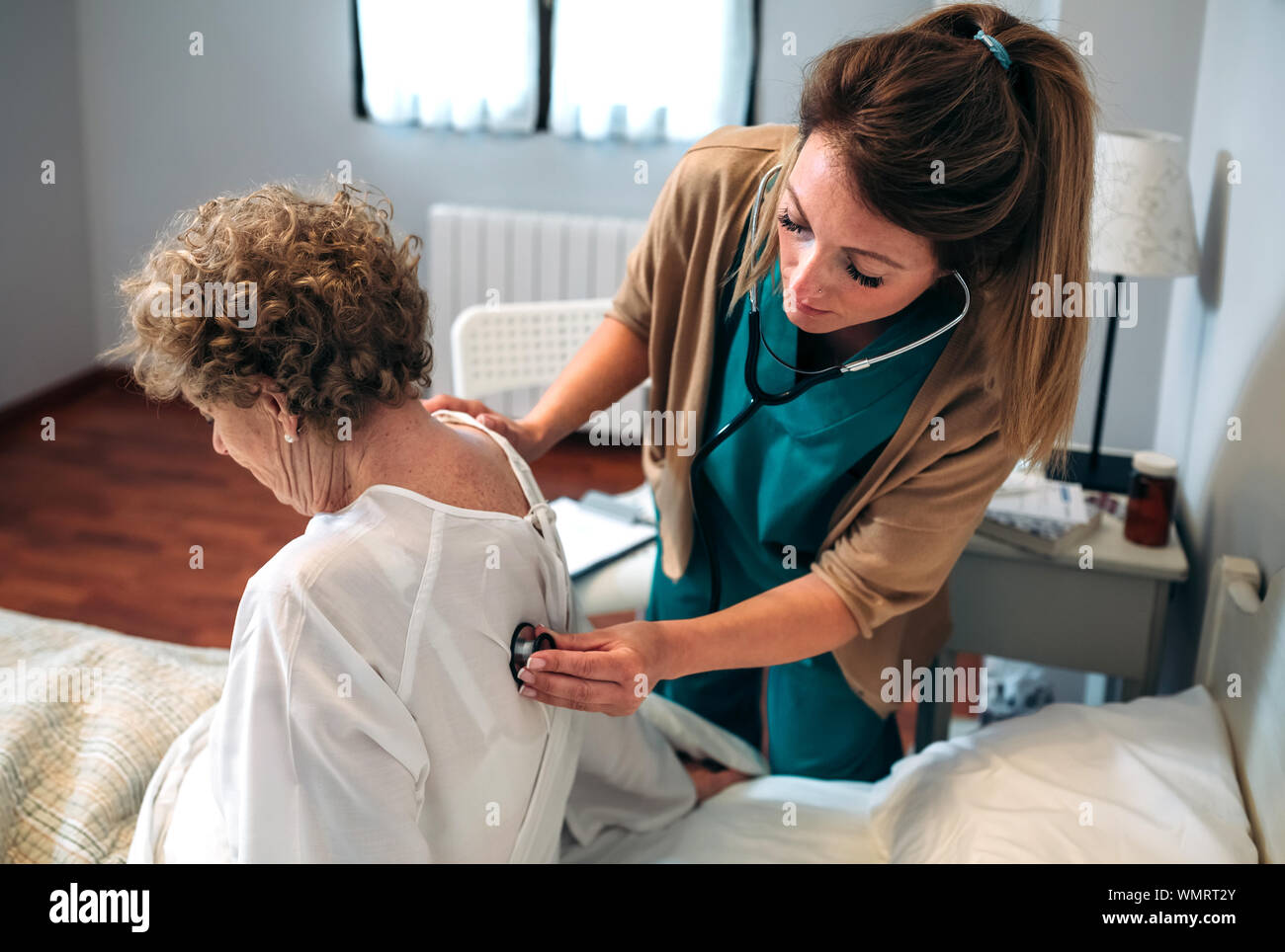 Woman hospital bed doctor hi-res stock photography and images - Alamy
