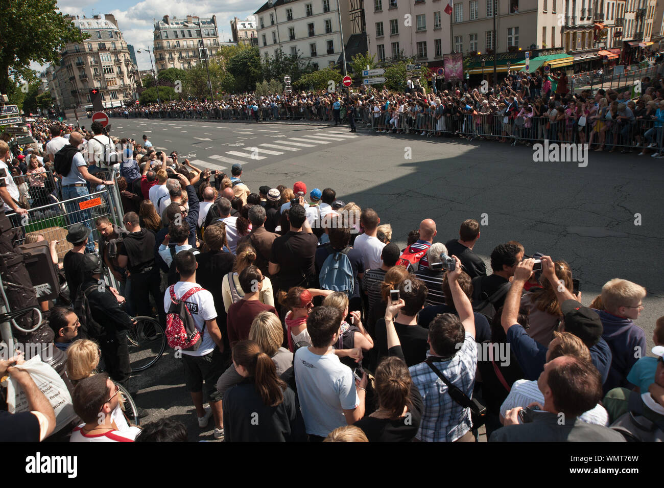 Paris, Menschenmenge wartet auf die Tour de France - Paris, Crowd waiting for Tour de France Stock Photo