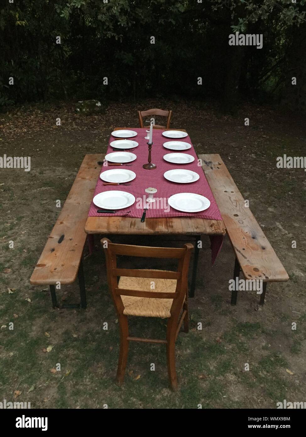 Chairs on grass hires stock photography and images Alamy