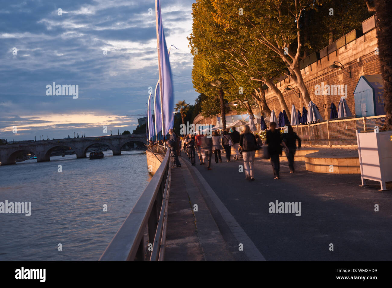 Paris, Abend an der Seine, Paris Plage - Paris, Evening at the Banks of the River Seine, Paris Plage Stock Photo
