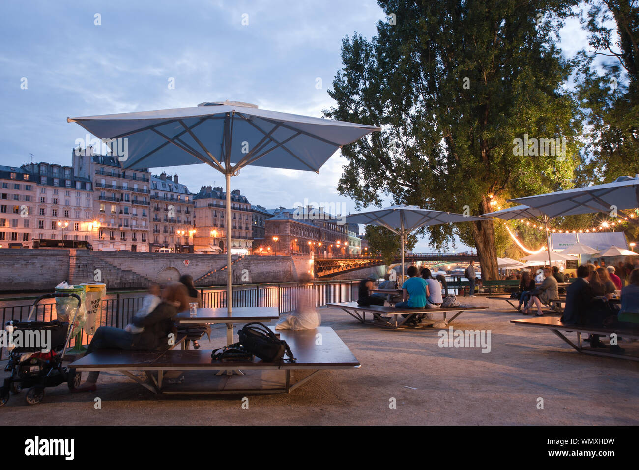 Paris, Abend an der Seine, Paris Plage - Paris, Evening at the Banks of the River Seine, Paris Plage Stock Photo