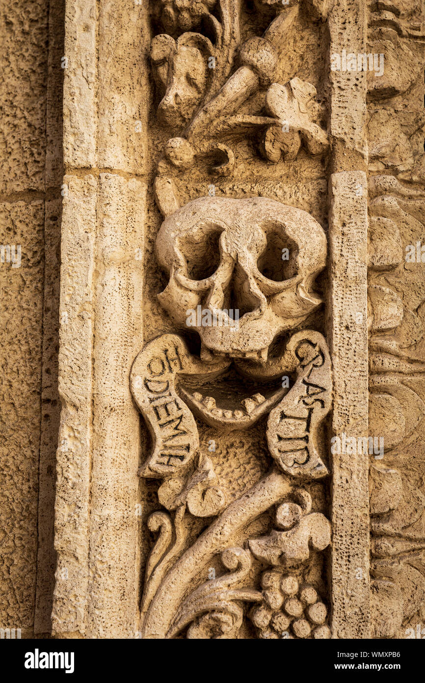 Italy, Apulia, Monopoli. Chiesa di Nostra Signora del Suffragio aka La Chiesa del Purgatorio. Skull on the exterior. Latin reads: hodie mihi, cras tib Stock Photo