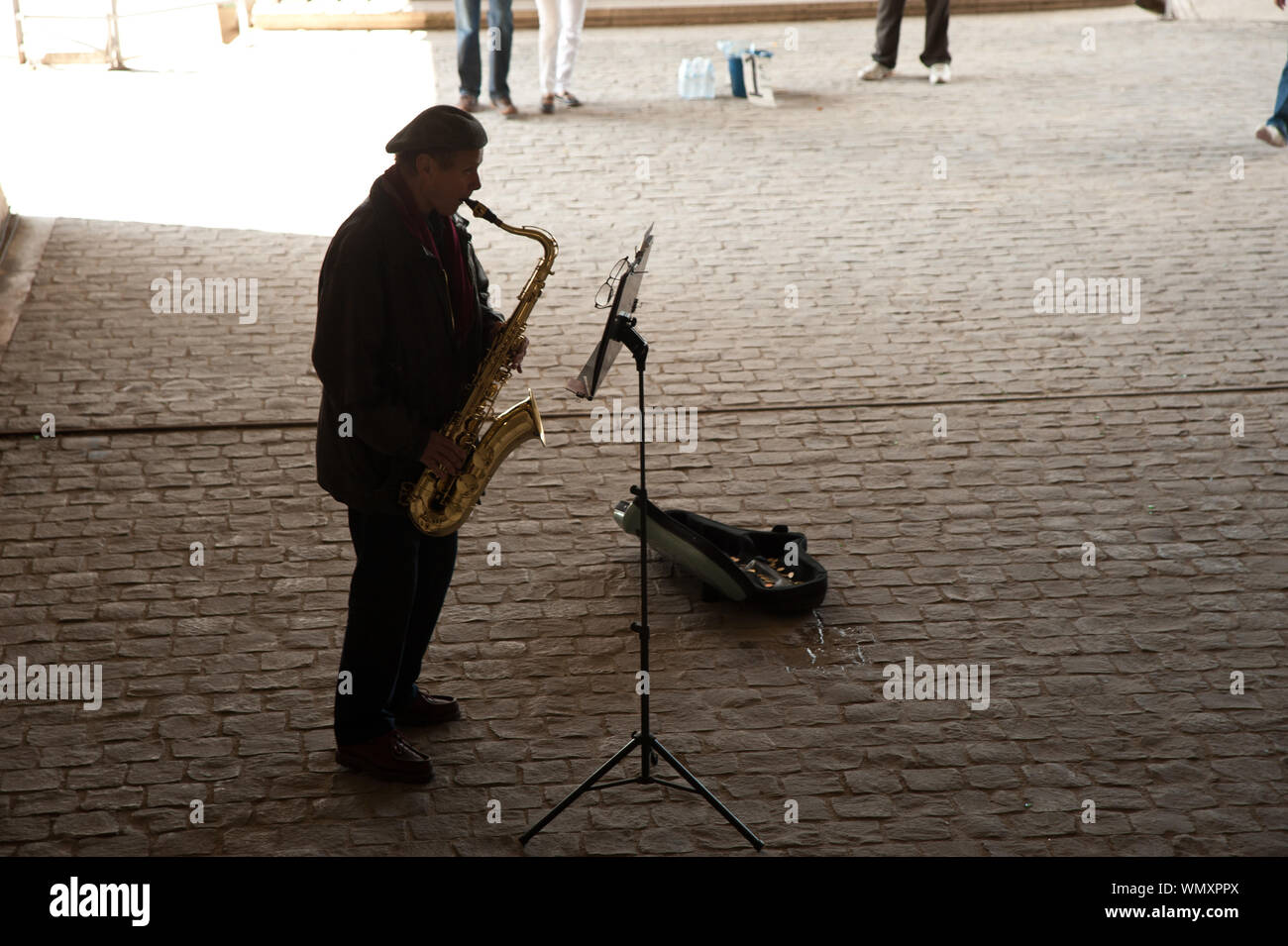 Paris, Seine, Straßenmusiker - Paris, Seine Street Musician Stock Photo