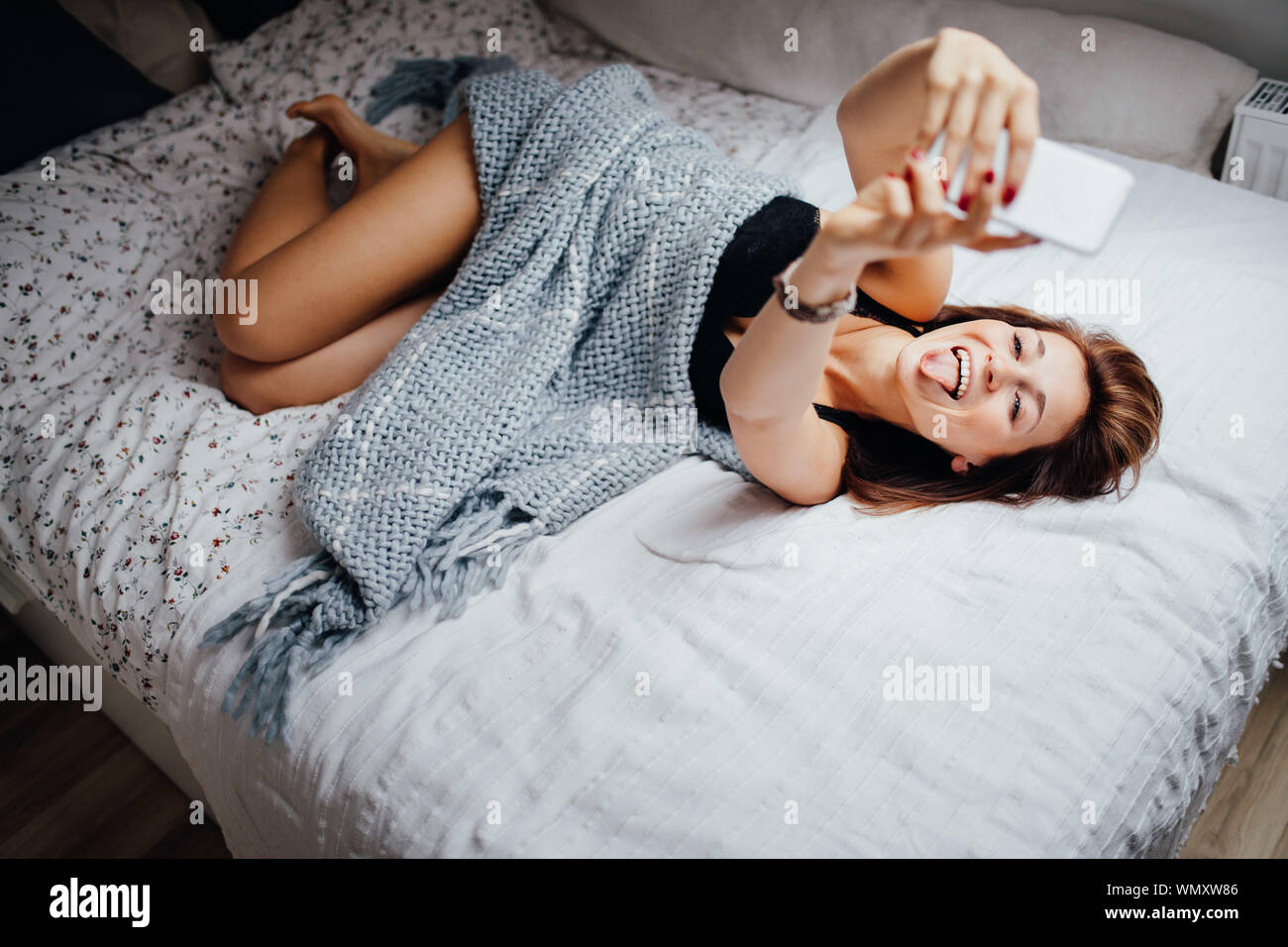 galleries girl laying in bed selfie video gallerie photo