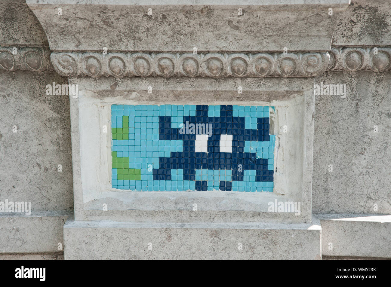 Invader street art paris hi-res stock photography and images - Alamy