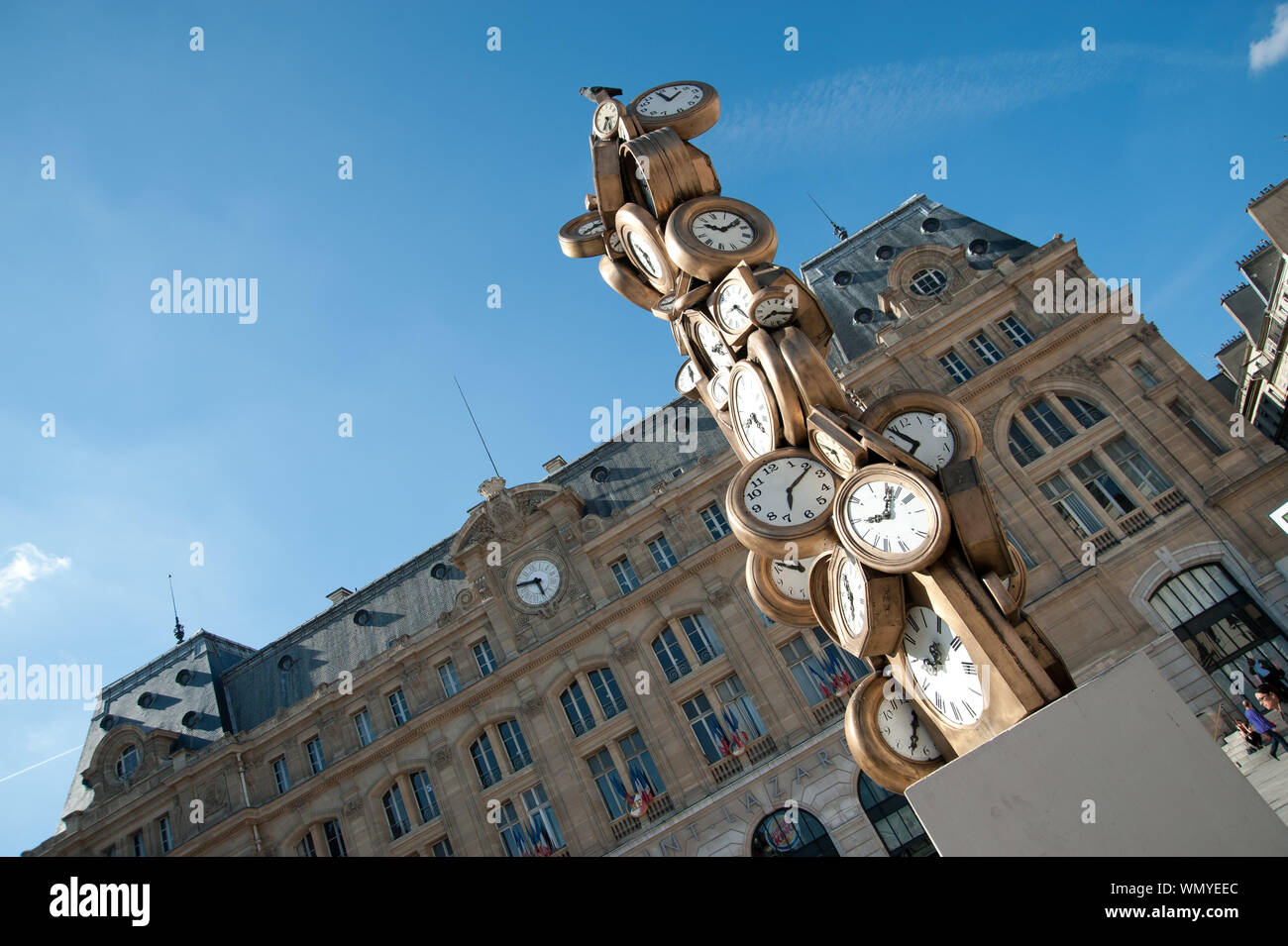 Paris, L'Heure de tous, (Jedermanns Zeit), Skulptur von Arman (eigentlich Armand Pierre Fernandez) am Bahnhof Gare St Lazare - 'L'Heure de tous' (Ever Stock Photo