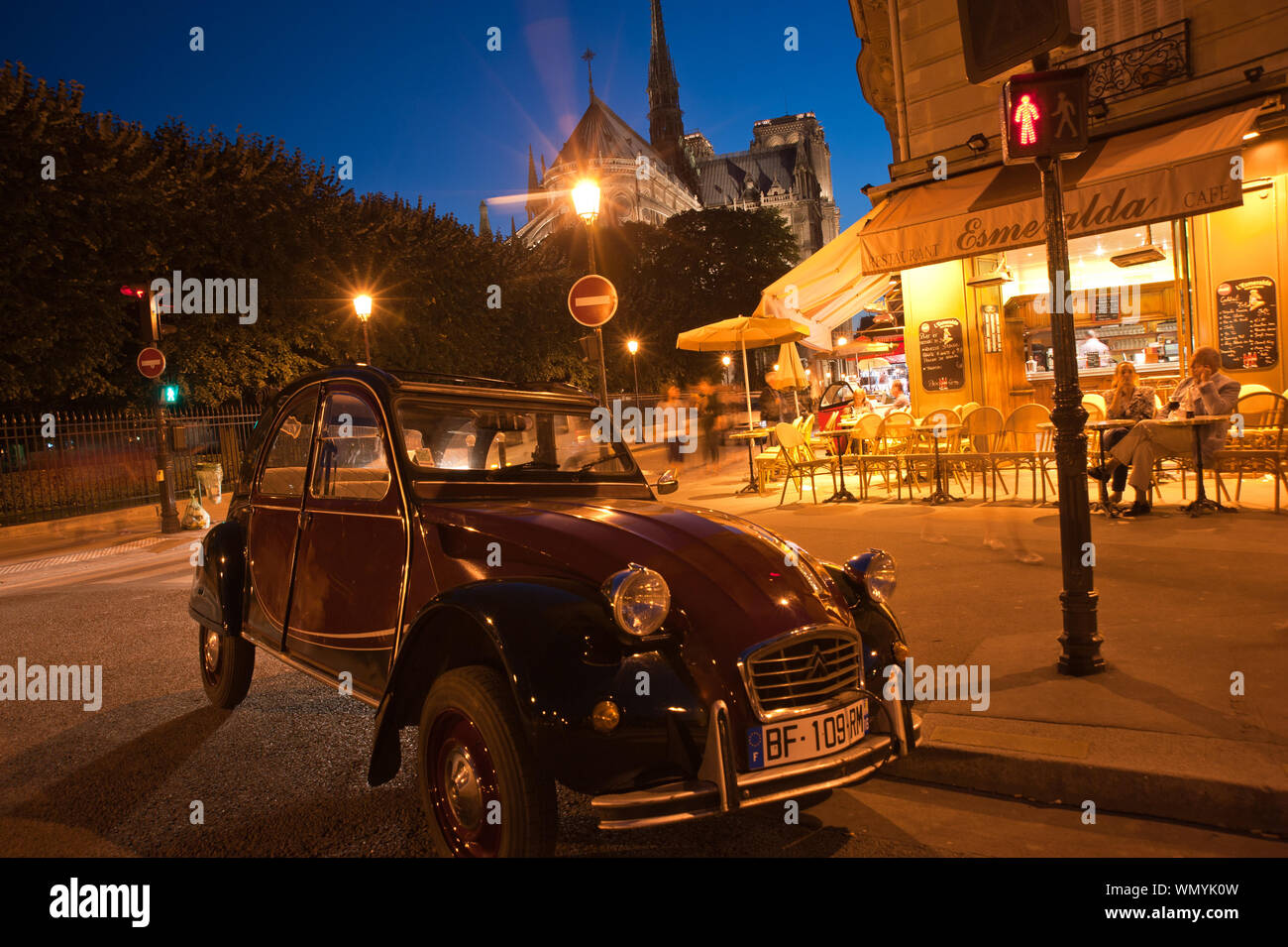 Paris, Ile de la Cite, Citroen 2CV Stock Photo - Alamy