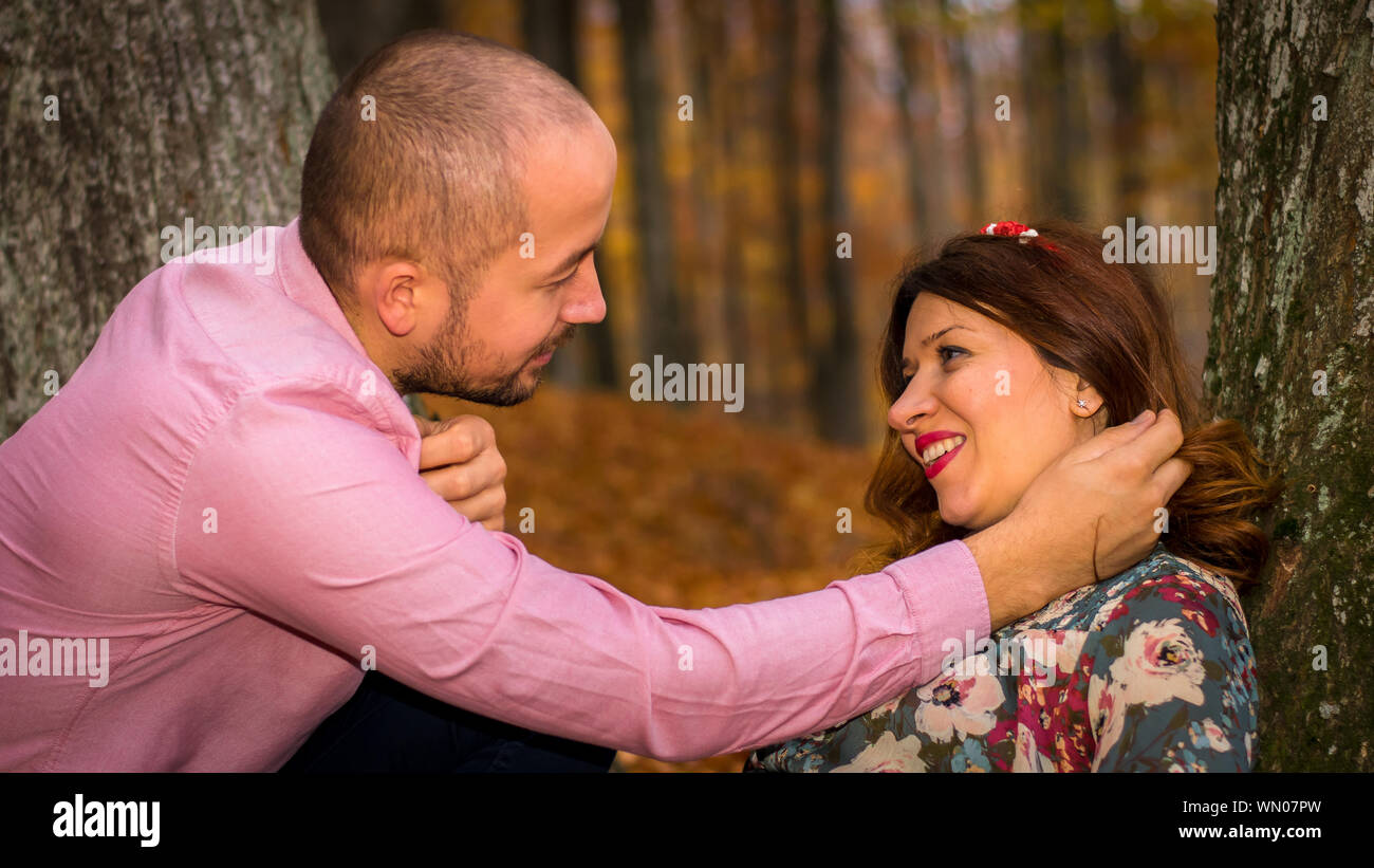 Couple looking each other hi-res stock photography and images - Alamy