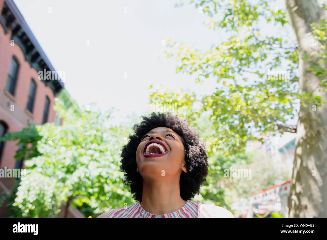 Black woman looking up at sky hi-res stock photography and images - Alamy