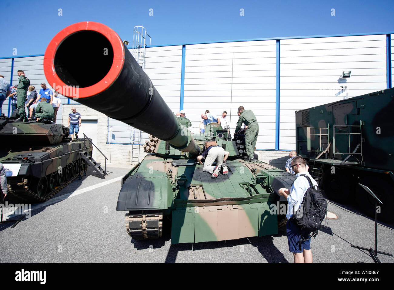 (190905) -- KIELCE (POLAND), Sept. 5, 2019 (Xinhua) -- People are seen on a Polish army T-72 tank at the 27th International Defence Industry Exhibition in Kielce, Poland, on Sept. 5, 2019. The 27th International Defence Industry Exhibition MSPO, one of the largest in Central and Eastern Europe with around 600 exhibitors, is held here from Sept. 3 to Sept. 6. (Photo by Jaap Arriens/Xinhua) Stock Photo