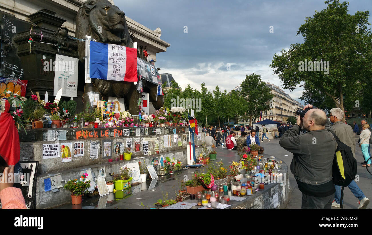 Paris, Place de la Republique, Monument à la République, Gedenken an die Terroranschläge bei Charlie Hebdo, 'Je Suis Charlie' Stock Photo