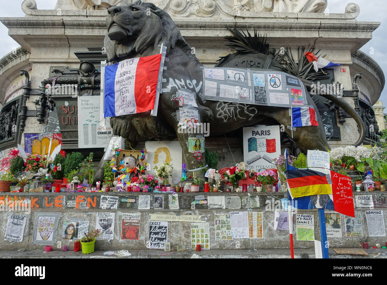 Paris, Place de la Republique, Monument à la République, Gedenken an die Terroranschläge bei Charlie Hebdo, 'Je Suis Charlie' Stock Photo