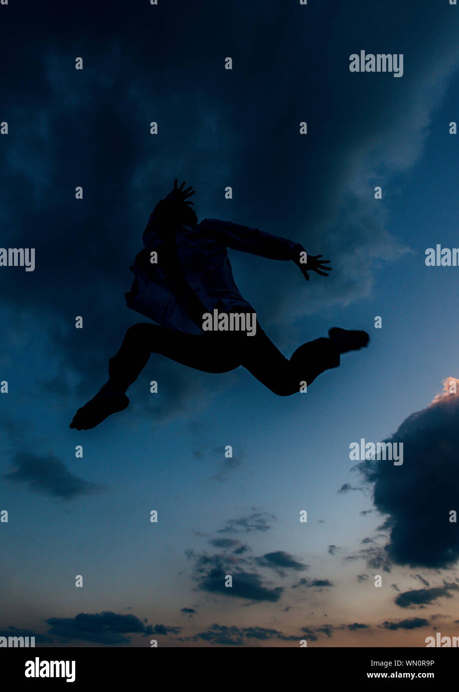 Dancer leaping sunset hi-res stock photography and images - Alamy