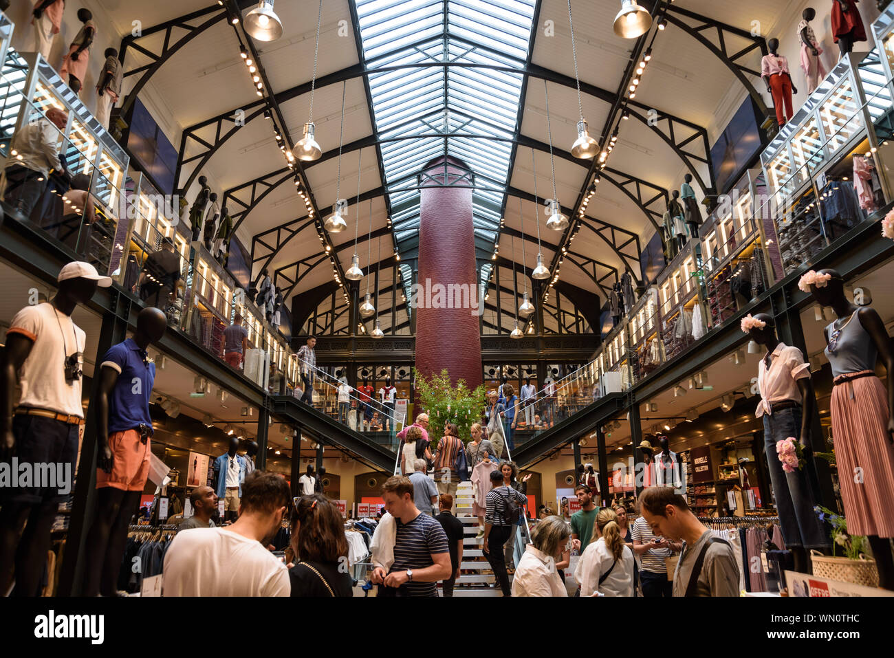 Paris, Uniqlo Fashion Store, 39 Rue des Francs Bourgeois, 75004 Paris Stock  Photo - Alamy